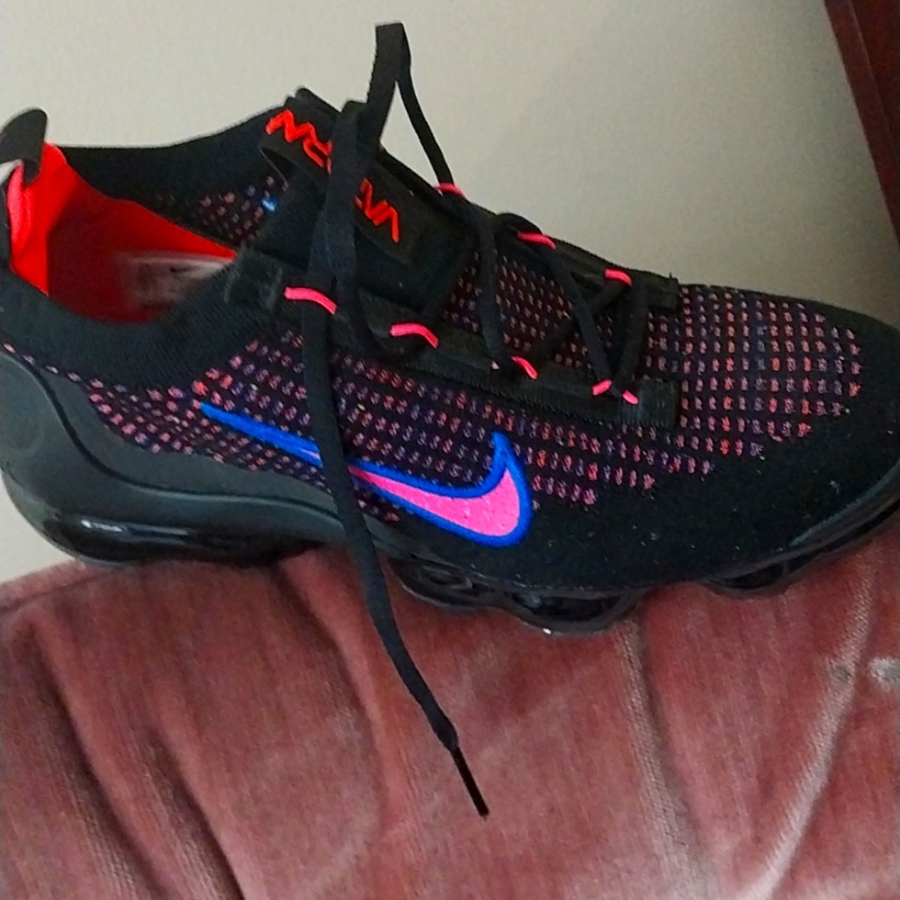 Nike 2022 VAPORMAX black, pink, blue. Flyknit material.
